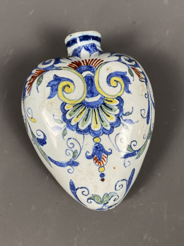 Flacon en faïence en forme de cœur